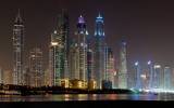 Nocny widok na kompleks apartamentowców Jumeirah Beach Residence w Dubaju w Zjednoczonych Emiratach Arabskich.