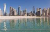 Widok na kompleks apartamentowców Jumeirah Beach Residence w Dubaju w Zjednoczonych Emiratach Arabskich. Zdjęcie zostało wykonane obok Skydive Dubai.