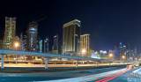 Panorama przedstawia nocny widok na Jumeirah Beach Residence i Jumeirah Lake Towers w Dubaju oraz Sheikh Zayed Road w Zjednoczonych Emiratach Arabskich.